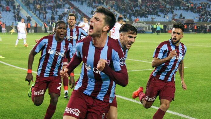 Okay Yokuşlu Galatasaray maçında sahada Okay Yokuşlu Galatasaray maçında sahada