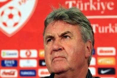 hiddink-resmen-gonderildi