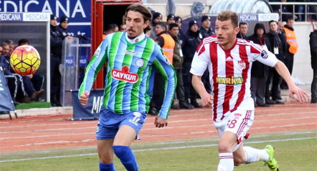 Sivasspor 10 kişiyle Rize'yi devirdi