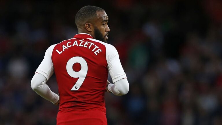 Alexandre Lacazette resmen Lyon'da