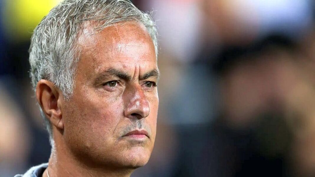 Jose Mourinho kovuldu